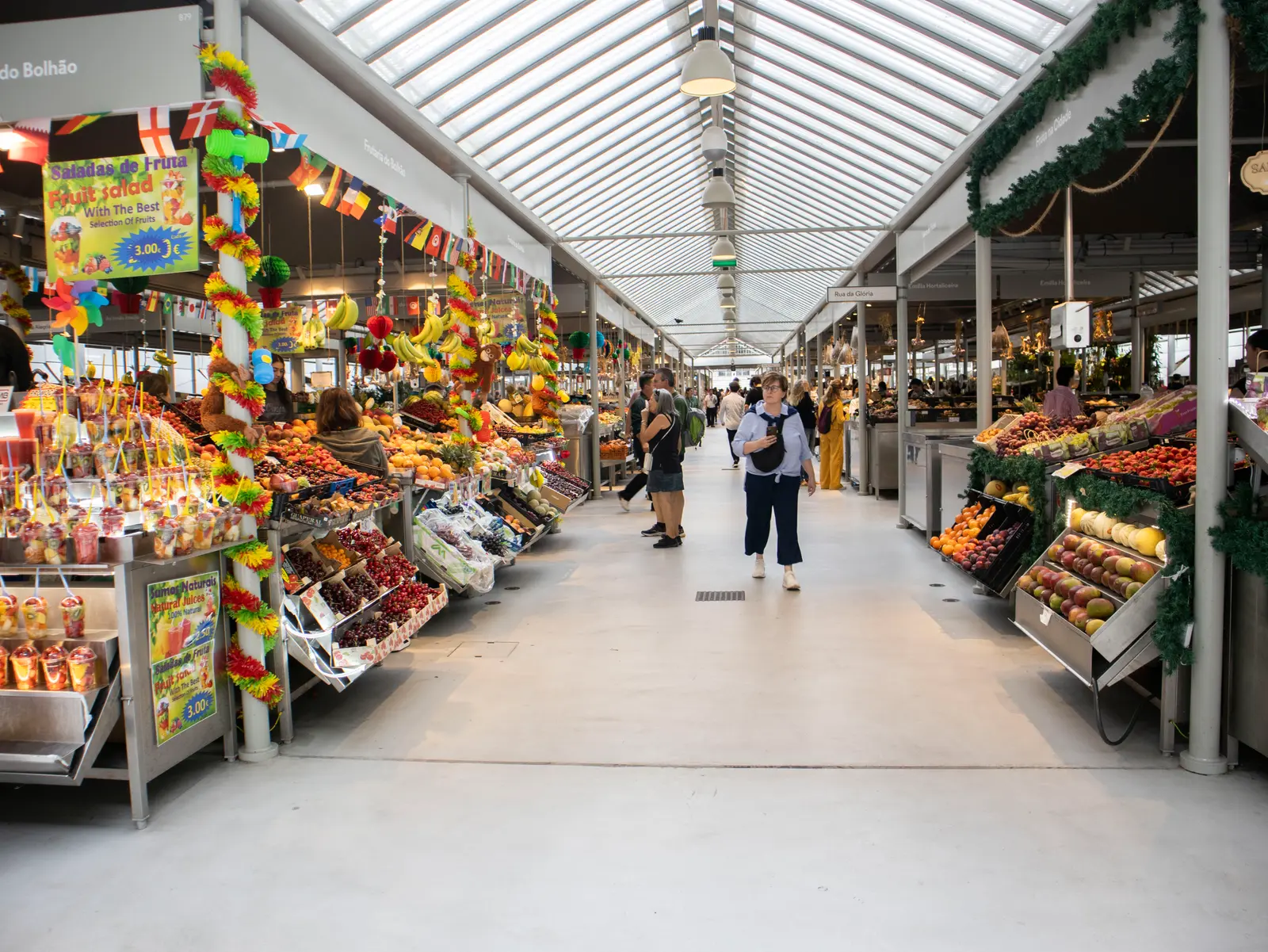 ポルトのボリャン市場内の果物の店先。