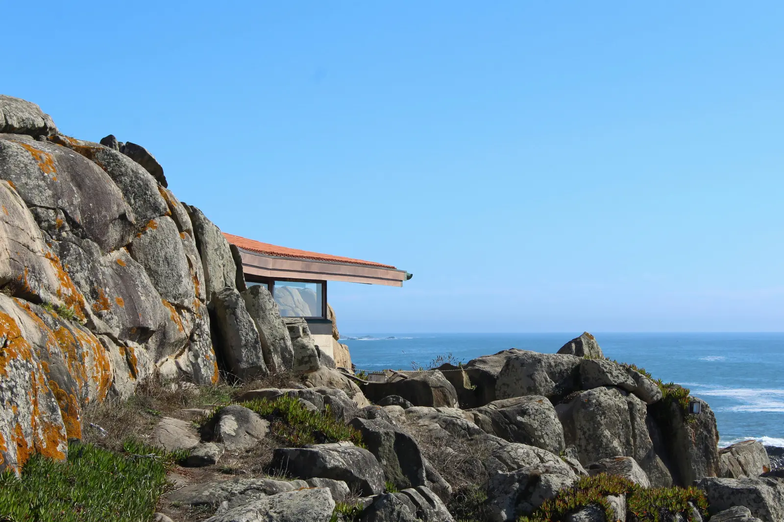 Rocky Atlantic coast and the Boa Nova tea house near Matosinhos.