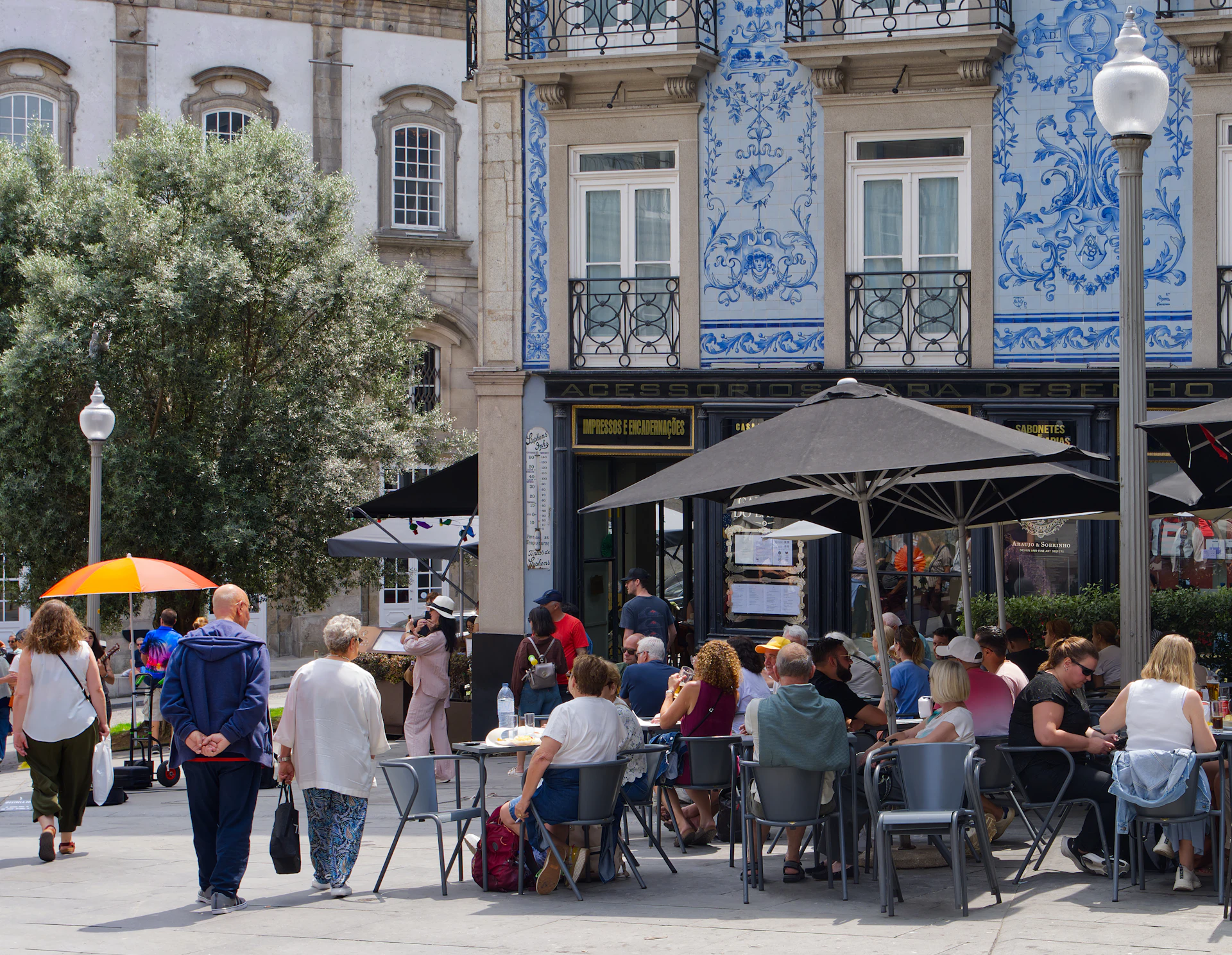 Morgenlicht über einem Tisch in einem Porto-Café mit Pastel de Nata und Espresso