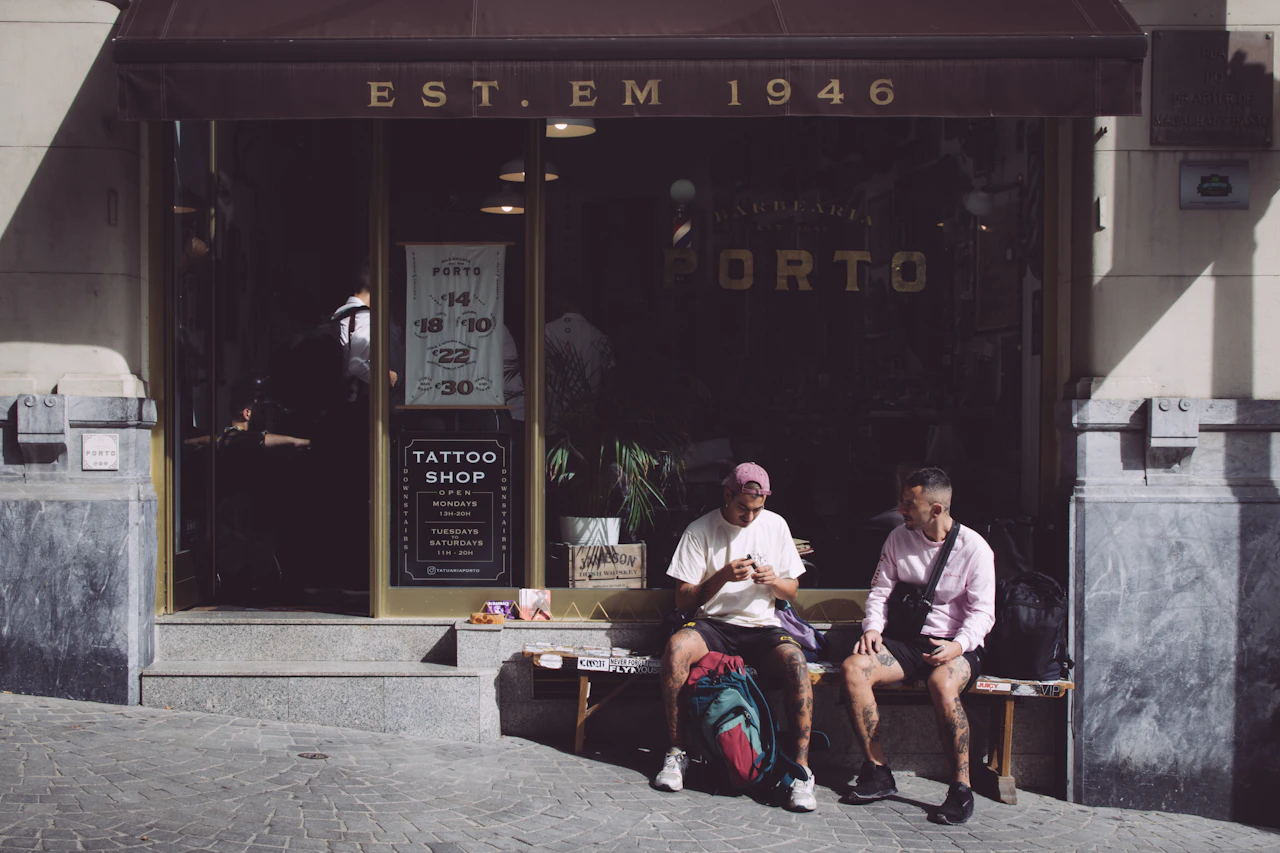 Tazzina di espresso e pastel de nata su un bancone di marmo in un bar di Porto