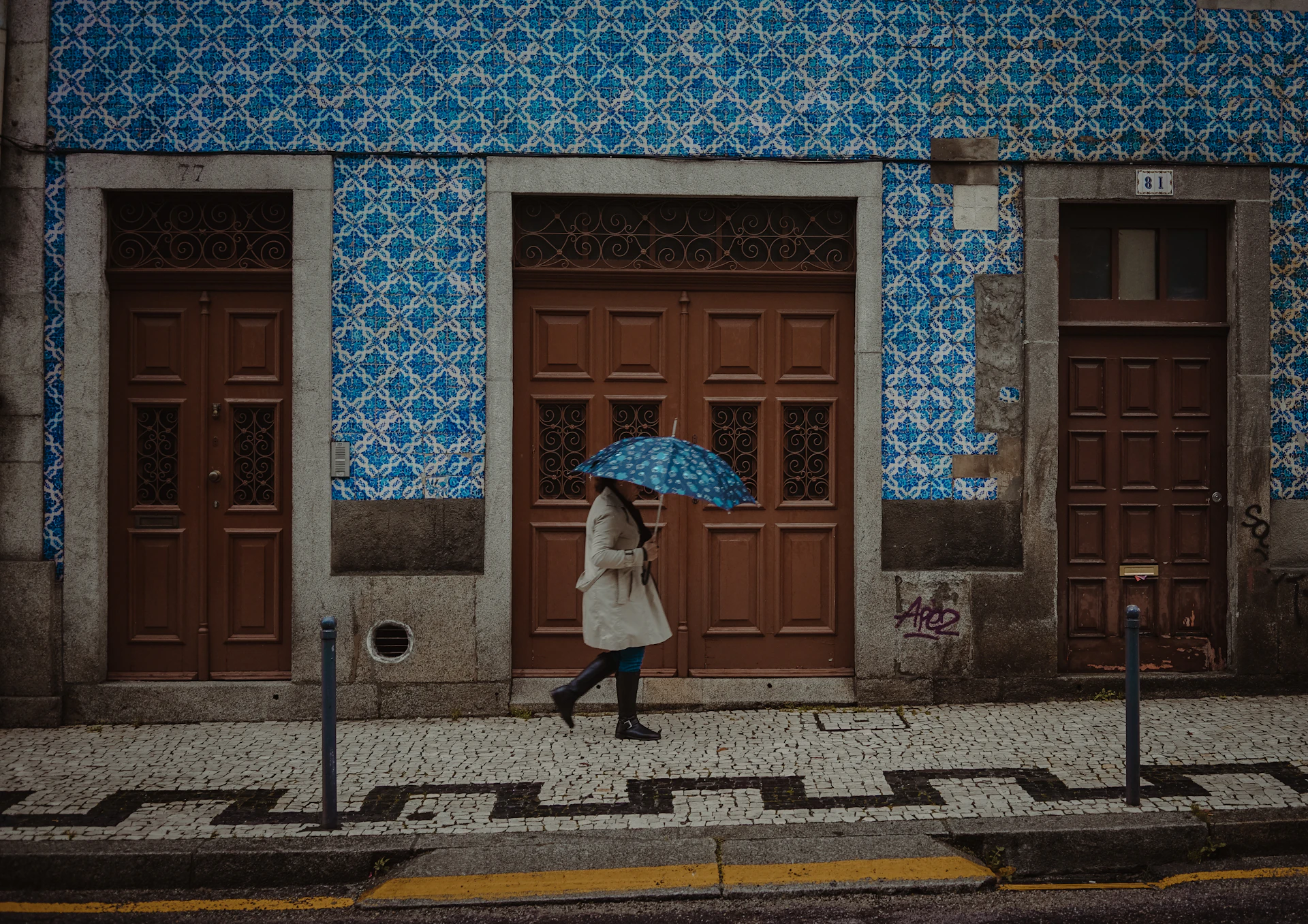 Regennasse Ribeira-Fliesen und Markisen über dem Douro