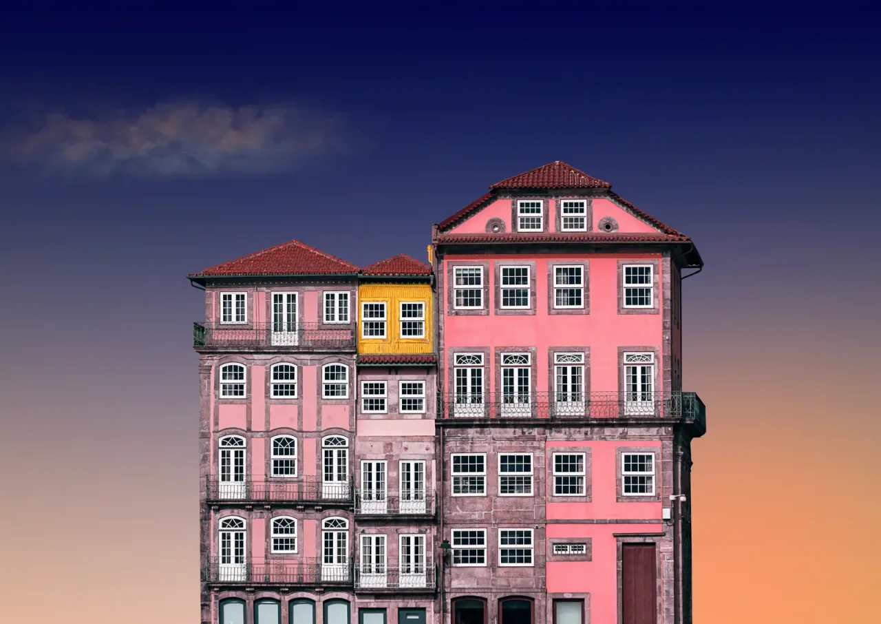 Kleurrijke gevels boven Porto's Ribeira-wijk bij zonsopgang.